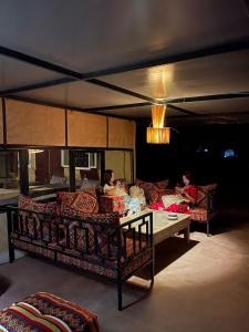 Postel nebo postele na pokoji v ubytování Akabar Luxury Desert Camp