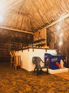 um bar numa cabana com uma cadeira e um balcão em Sonar del Viento em San Bernardo del Viento