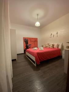 sypialnia z łóżkiem z czerwoną narzutą w obiekcie Apartamento Callejon del Beso w Sewilli