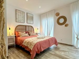 una camera da letto con un grande letto con una coperta rossa di Estudio con encanto en el casco, junto al puerto a Castro-Urdiales