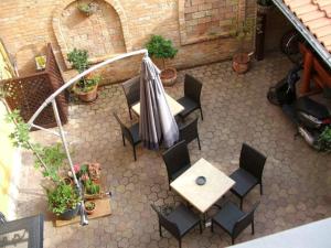 an overhead view of a patio with chairs and an umbrella at Arany Elefánt szálláshely in Esztergom