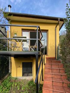 una casa amarilla con una escalera que conduce a ella en El Mirador del Naranco, en Oviedo