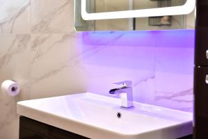 y baño con lavabo blanco y espejo. en 5* Hotel Quality-10Min From City, en Cardiff