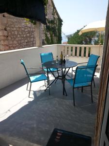 a table and chairs sitting on a patio at Apartment Tara in Sumartin