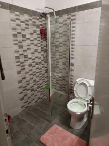 La salle de bains est pourvue d'une douche et de toilettes. dans l'établissement Studio 54 στη καρδιά της Δράμας - Studio 54 in the heart of Drama, à Dráma
