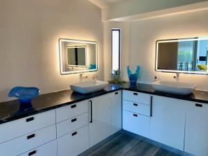 een badkamer met 2 wastafels en 2 spiegels bij The View/Palm Desert Boutique Inn in Palm Desert