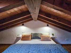 Schlafzimmer mit einem großen Bett und Holzdecken in der Unterkunft El Mirador del Naranco in Oviedo