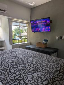 um quarto com uma cama grande e uma janela grande em Apartamento Colibrí em Ixtapa