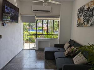 a living room with a couch and a fireplace at Apartamento Colibrí in Ixtapa