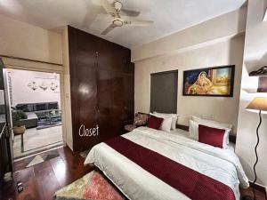 ein Schlafzimmer mit Bett und ein Wohnzimmer in der Unterkunft Elysium in Jaipur