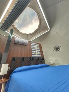- une chambre avec un lit et une fenêtre ronde dans l'établissement Iglú Simbad con vista al cielo, à Barra de Navidad