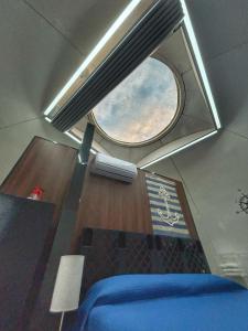 une chambre avec une fenêtre ronde dans un avion dans l'établissement Iglú Simbad con vista al cielo, à Barra de Navidad