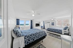 ein Schlafzimmer mit zwei Betten und einem Fenster in der Unterkunft Ocean Oasis Kure Beach Ocean front, Pool coming soon! in Kure Beach