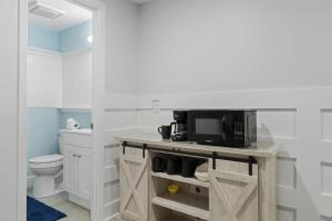ein Bad mit einer Theke und einer Mikrowelle in der Unterkunft Ocean Oasis Kure Beach Ocean front, Pool coming soon! in Kure Beach + 51 Fotos