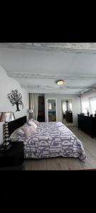 1 dormitorio con 1 cama grande con manta morada en EXCLUSIVO CON PISCINA PRIVADA, BARBACOA Y LAS MEJORES PLAYAS A 500 Metros, en Marbella
