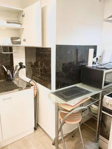 eine Küche mit einem Tisch und einem Laptop darauf in der Unterkunft Ein Zimmer Wohnung für zwei Personen Monteure geeignet in Linsengericht