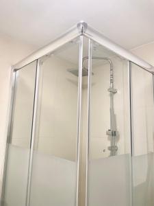 une douche avec une porte en verre éclairée dans l'établissement Ein Zimmer Wohnung für zwei Personen Monteure geeignet, à Linsengericht