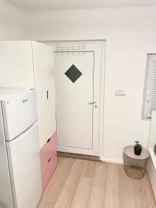 eine Küche mit einer weißen Tür und einem Kühlschrank in der Unterkunft Ein Zimmer Wohnung für zwei Personen Monteure geeignet in Linsengericht