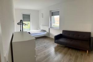 sala de estar con sofá y cama en Die Rehtränke, en Lingen