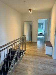 una habitación vacía con una escalera en una casa en Die Rehtränke, en Lingen