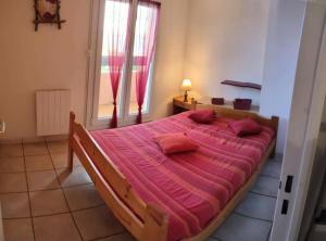 1 dormitorio con cama con sábanas rosas y ventana en Résidence Plage - 4 Pièces pour 7 Personnes 784, en Six-Fours-les-Plages