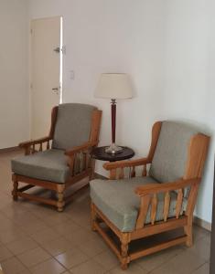 twee stoelen en een tafel met een lamp in een kamer bij Aires del Centro in Alta Gracia