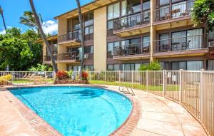 een zwembad voor een appartementencomplex bij Hono Kai Resort C9 in Wailuku