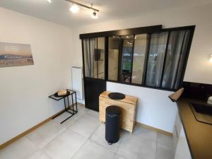 una stanza con tavolo e cestino di -Studio Aix les bains face au lac- ad Aix-les-Bains
