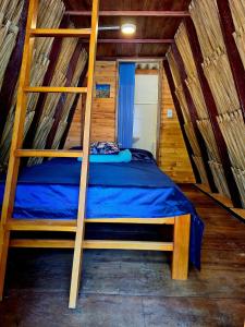 1 dormitorio con litera en una cabaña en Cabaña LunAzul, en San Antero