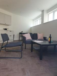 - un salon avec un canapé et une table dans l'établissement Beautiful New built 2 bedroom apartment, à Purley