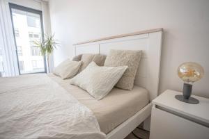 Postel nebo postele na pokoji v ubytování Spacious Terrace Apartment with free private parking