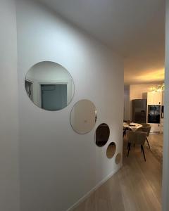 sala de estar con 2 espejos en la pared en New Bazar Retreat Apartment, en Tirana