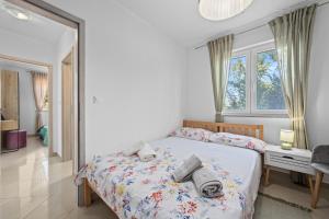 - une chambre avec un lit et un miroir dans l'établissement Apartment Dreams, à Fažana