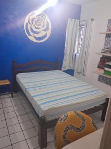 uma cama num quarto com uma parede azul em Hostel da Socorro em Recife