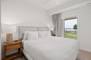 Postel nebo postele na pokoji v ubytování Touchstone Resort