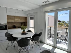 a kitchen and dining room with a table and chairs at LF LEVEL San José in San José