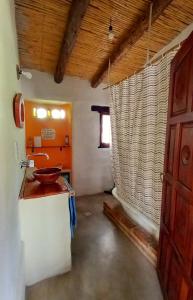 uma casa de banho com um lavatório e uma janela em MAMAICUNA CABAÑA em Tilcara