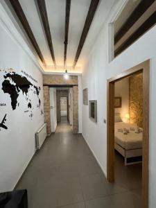 un pasillo con una habitación con cama y un mapa en la pared en DES Rustic Center, en Alicante