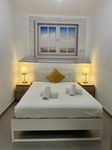 Un dormitorio con una gran cama blanca con dos lámparas. en DES Rustic Center, en Alicante 5 fotos más