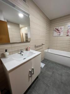 Un baño con lavabo y bañera. en DES Rustic Center, en Alicante