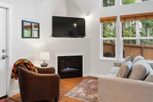 a living room with a couch and a fireplace at Mt. Rainier Cabin w/hot tub in Ashford