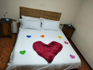 een bed met een hart erop geschilderd bij I 3 Moschettoni in Valbrona