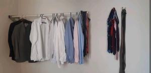 a rack of clothes hanging on a wall at Apartamento Mossoró in Mossoró