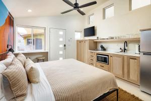モアブにあるDowntown Kokopelli West 6 - Newly Remodeled Stylish Studioの広いベッドルーム(ベッド1台付)、キッチンが備わります。