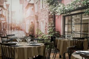 a restaurant with tables and chairs and a street at Hotel Ciutat de Tarrega in Tárrega