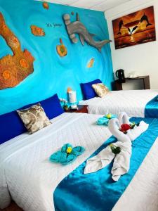 ein Schlafzimmer mit 2 Betten und Handtüchern darauf in der Unterkunft Puerto Ayora Island in Puerto Ayora