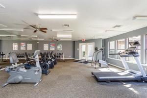 einen Fitnessraum mit Laufbändern und Kardiogeräten in einem Zimmer in der Unterkunft The Val's Place in Houston