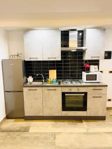 Nhà bếp/bếp nhỏ tại Dalì Art Room Studio Apartment