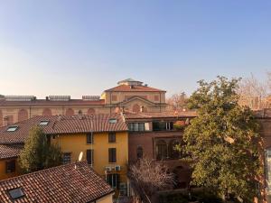 a group of buildings in a city with roofs at La Favolosa casa di Amelie in Bologna