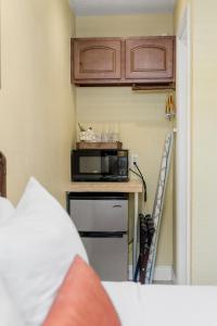 a small kitchen with a microwave and a stove at Bay Harbor Lodge in Key Largo